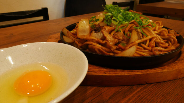 カレー焼きそば（卵付き）